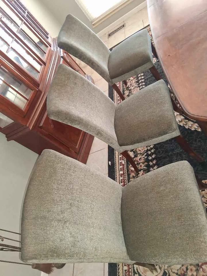 Dining Room Table + 6 Chairs & Removable Leaf