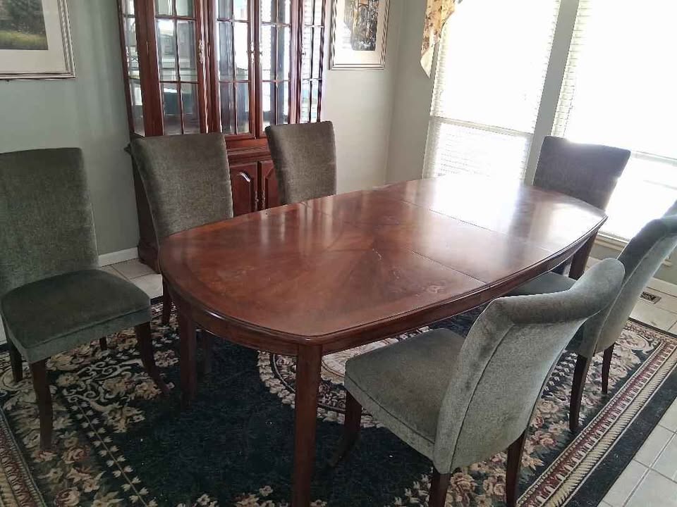 Dining Room Table + 6 Chairs & Removable Leaf photo 3
