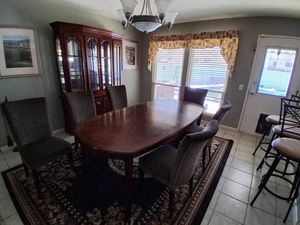Dining Room Table + 6 Chairs & Removable Leaf photo 4