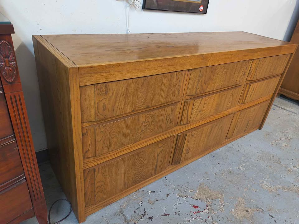 Vintage Thomasville 9-Drawer Oak Dresser For Sale photo 2