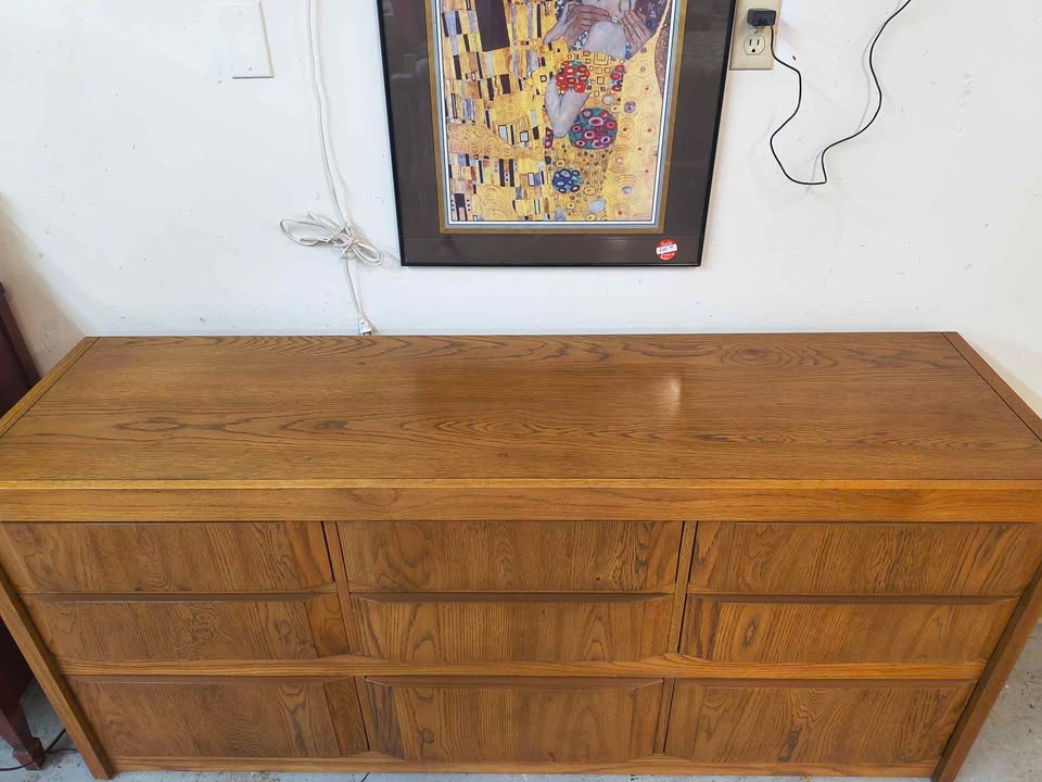 Vintage Thomasville 9-Drawer Oak Dresser For Sale photo 3
