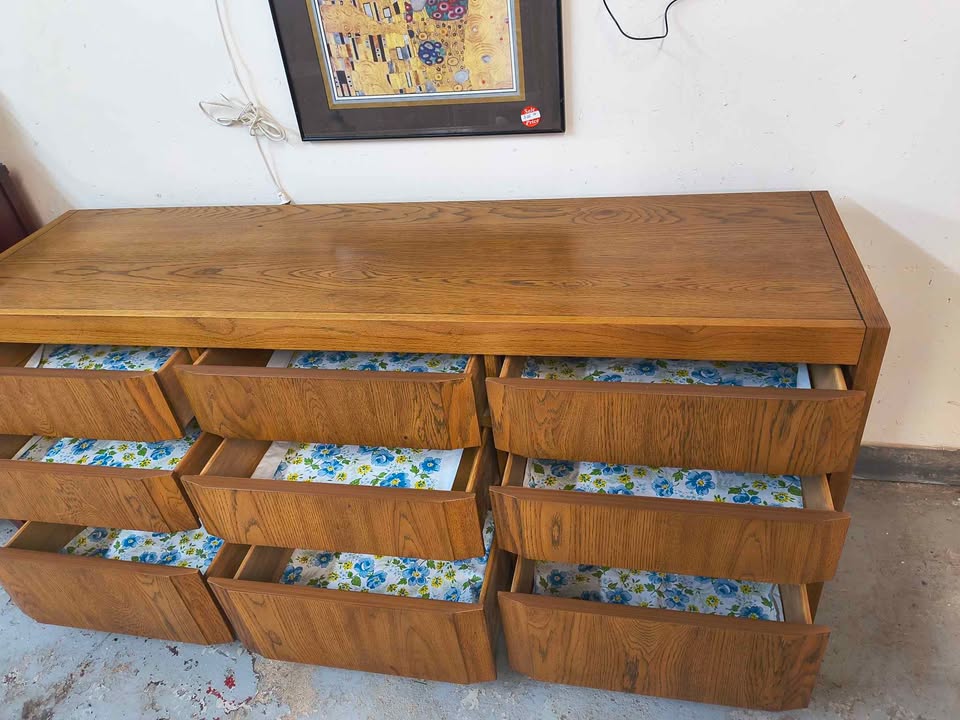 Vintage Thomasville 9-Drawer Oak Dresser For Sale photo 4