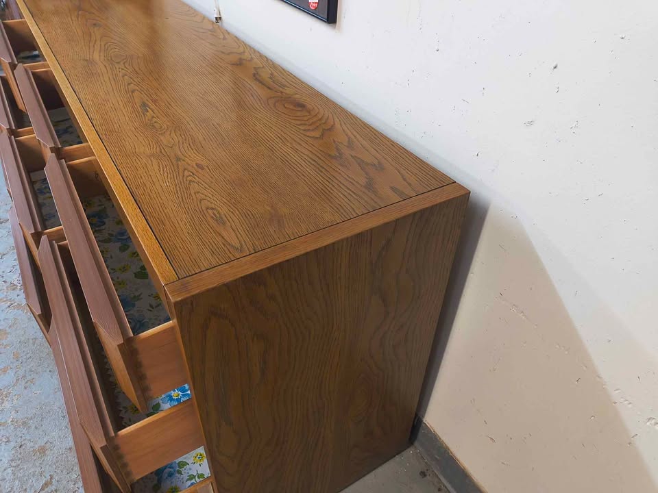 Vintage Thomasville 9-Drawer Oak Dresser For Sale photo 5