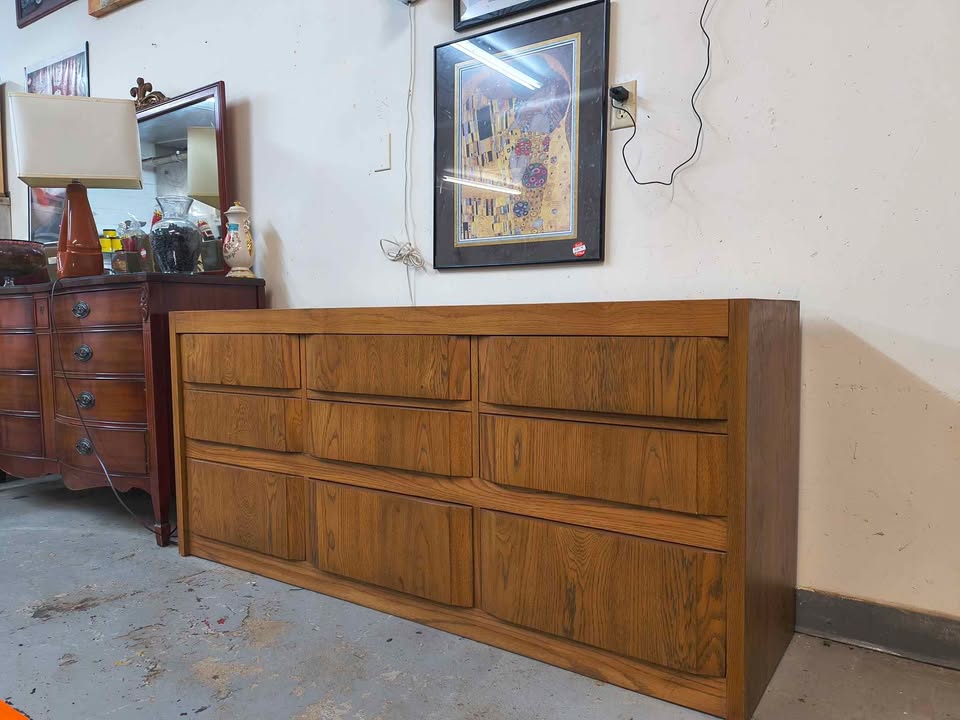Vintage Thomasville 9-Drawer Oak Dresser For Sale photo 7