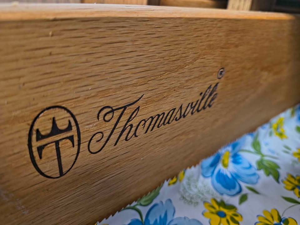 Vintage Thomasville 9-Drawer Oak Dresser For Sale photo 8