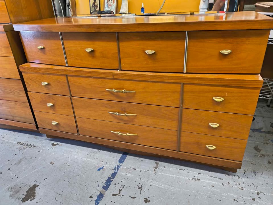 Vintage Bassett Mid-Century Modern 3-Piece Bedroom Set – Dresser, Mirror & Chest of Drawers photo 2