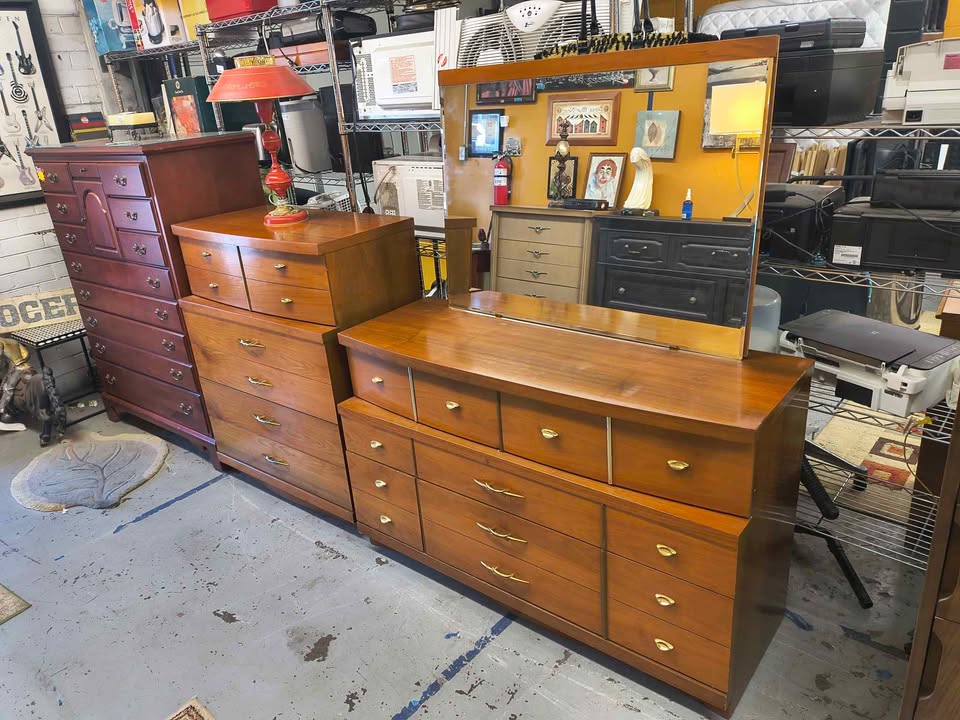 Vintage Bassett Mid-Century Modern 3-Piece Bedroom Set – Dresser, Mirror & Chest of Drawers photo 3