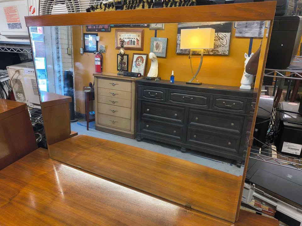 Vintage Bassett Mid-Century Modern 3-Piece Bedroom Set – Dresser, Mirror & Chest of Drawers photo 4