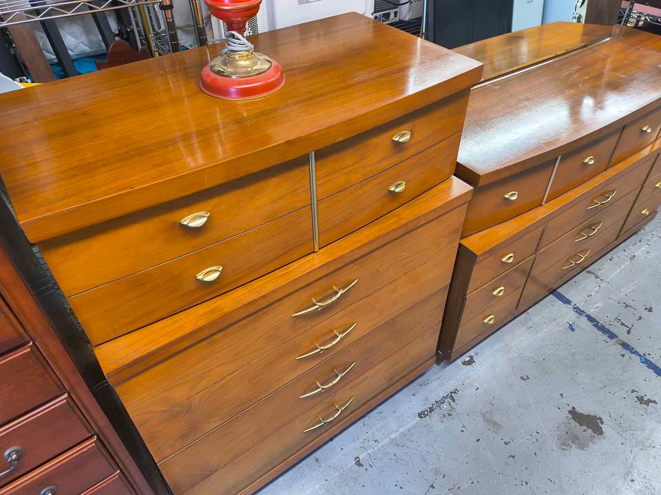 Vintage Bassett Mid-Century Modern 3-Piece Bedroom Set – Dresser, Mirror & Chest of Drawers photo 5
