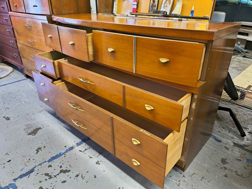 Vintage Bassett Mid-Century Modern 3-Piece Bedroom Set – Dresser, Mirror & Chest of Drawers photo 7