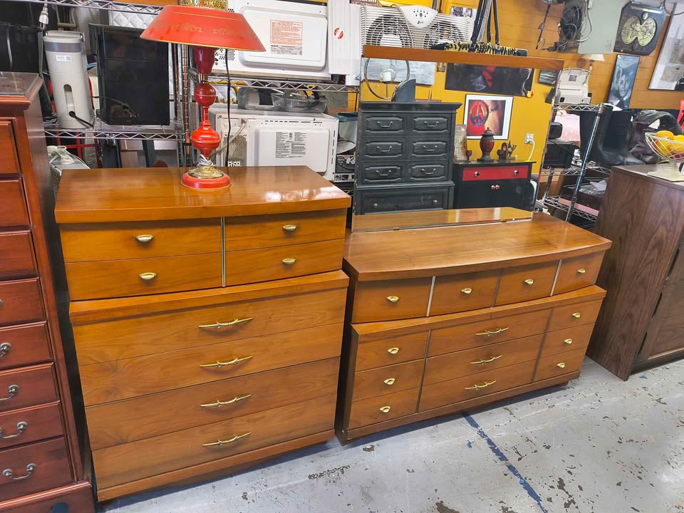 Vintage Bassett Mid-Century Modern 3-Piece Bedroom Set – Dresser, Mirror & Chest of Drawers photo 10