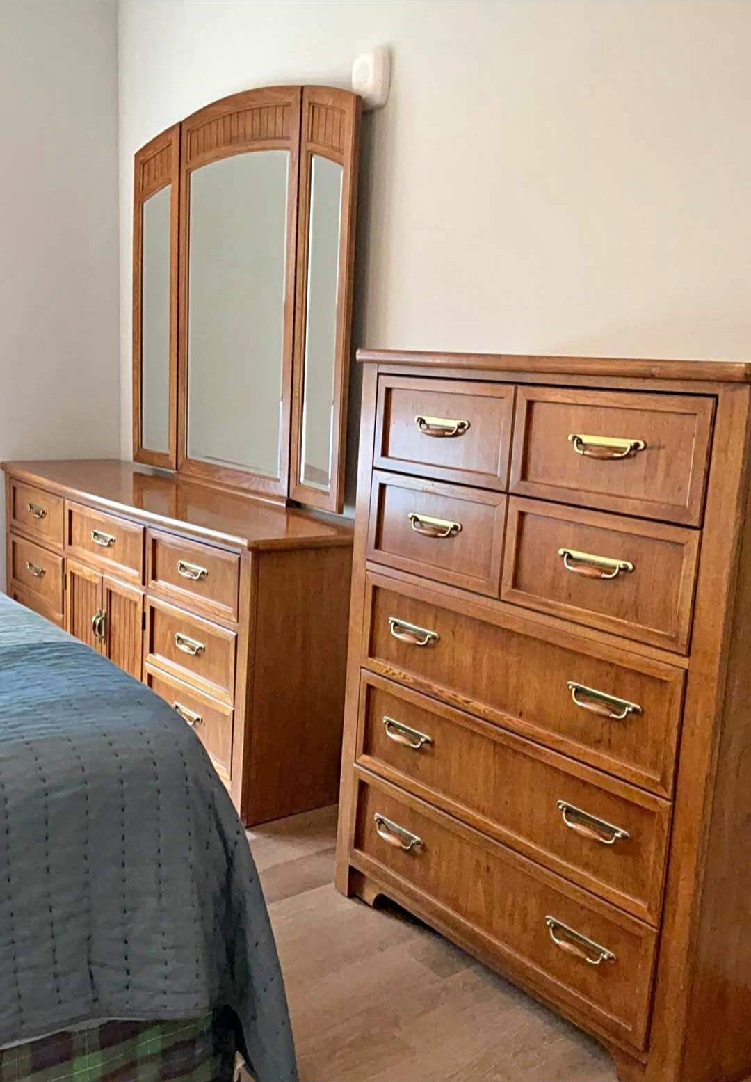 Thomasville Queen Bedroom Set – Complete Set $895 photo 2
