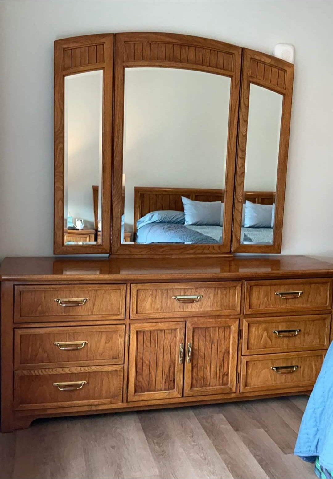Thomasville Queen Bedroom Set – Complete Set $895 photo 4