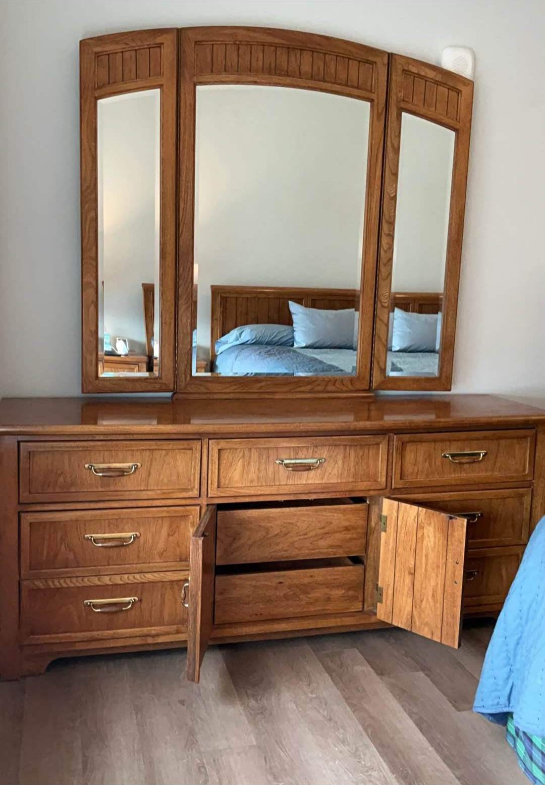 Thomasville Queen Bedroom Set – Complete Set $895 photo 5